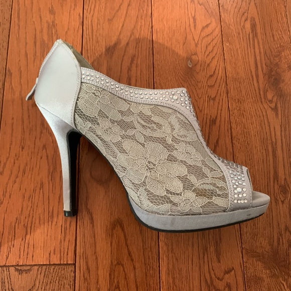 Silver lace and rhinestone peep toe pumps - Picture 2 of 3